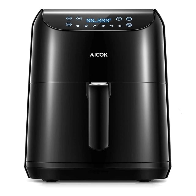 freidora de aire aicok 5.5 L freidora negra con panel táctil LED en la parte superior, vista frontal centrada mostrando asa de la cesta metálica antiadherente y logo Aicok; 6 programas y controles digitales de temperatura y tiempo visibles. También suele usarse para tostar pequeños panes y recalentar alimentos.