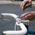 thumbnail image 2 of Soporte para teléfono para bicicleta Loop Mount con abrazadera metálica giratoria de 360°, 2 of 8
