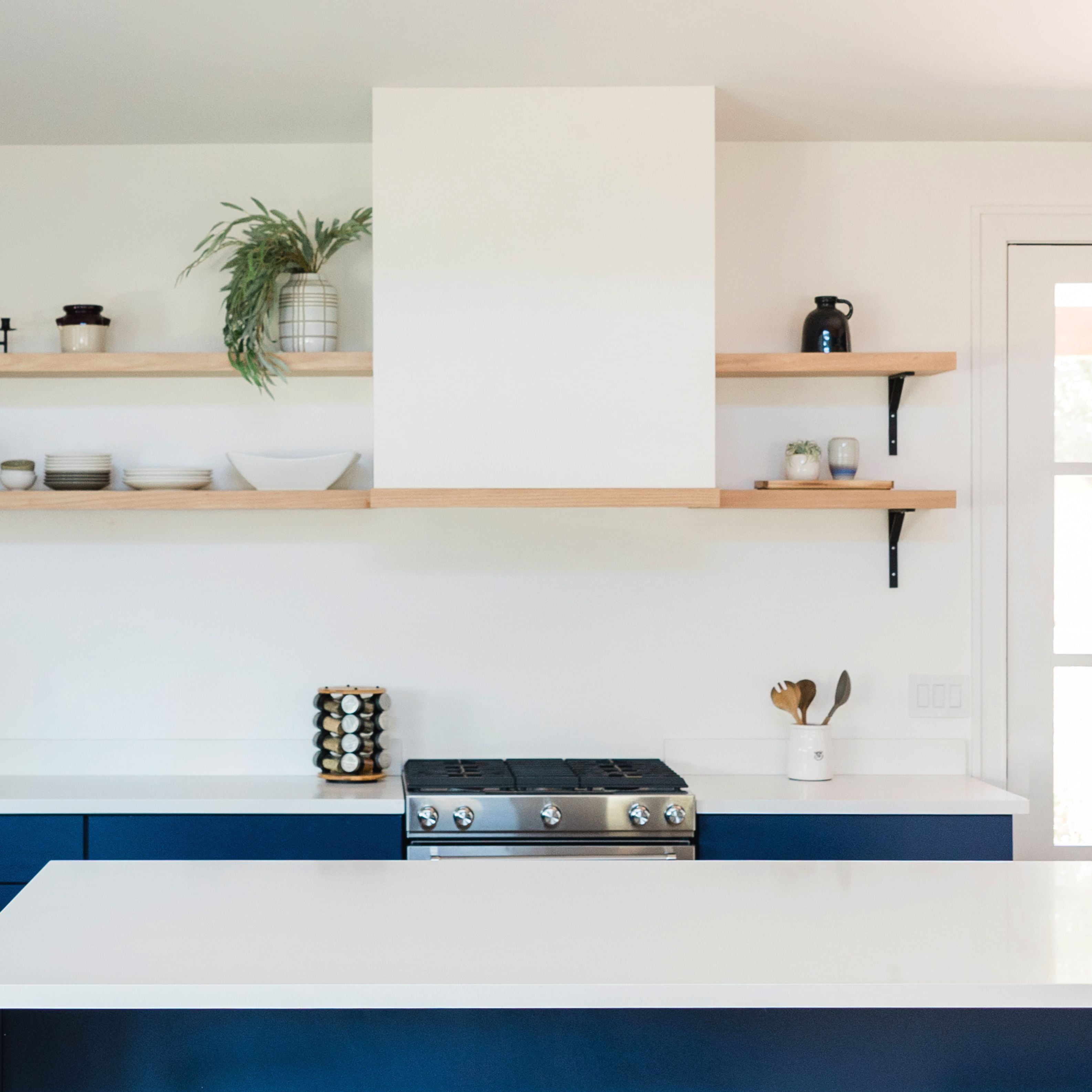 Hauslane In-R200 36” Pro-Style Built-In Range Hood | 18” Deep, Low Noise, Contemporary Design, Full-Size Handles, Baffle Filters, LED Lamps | 120V