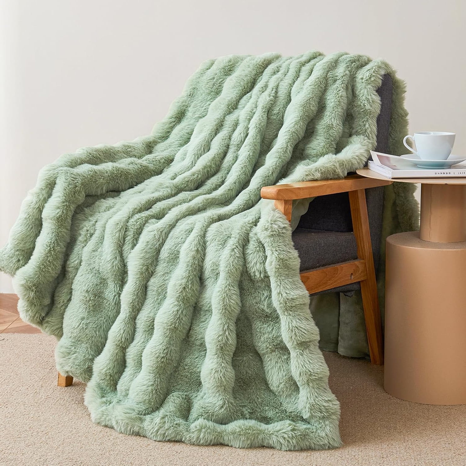 GHOUSE Fluffy Throw Blanket 60x80 Inches Soft Furry Faux Fur Throw Blanket 860GSM Green Blanket for Couch Bed