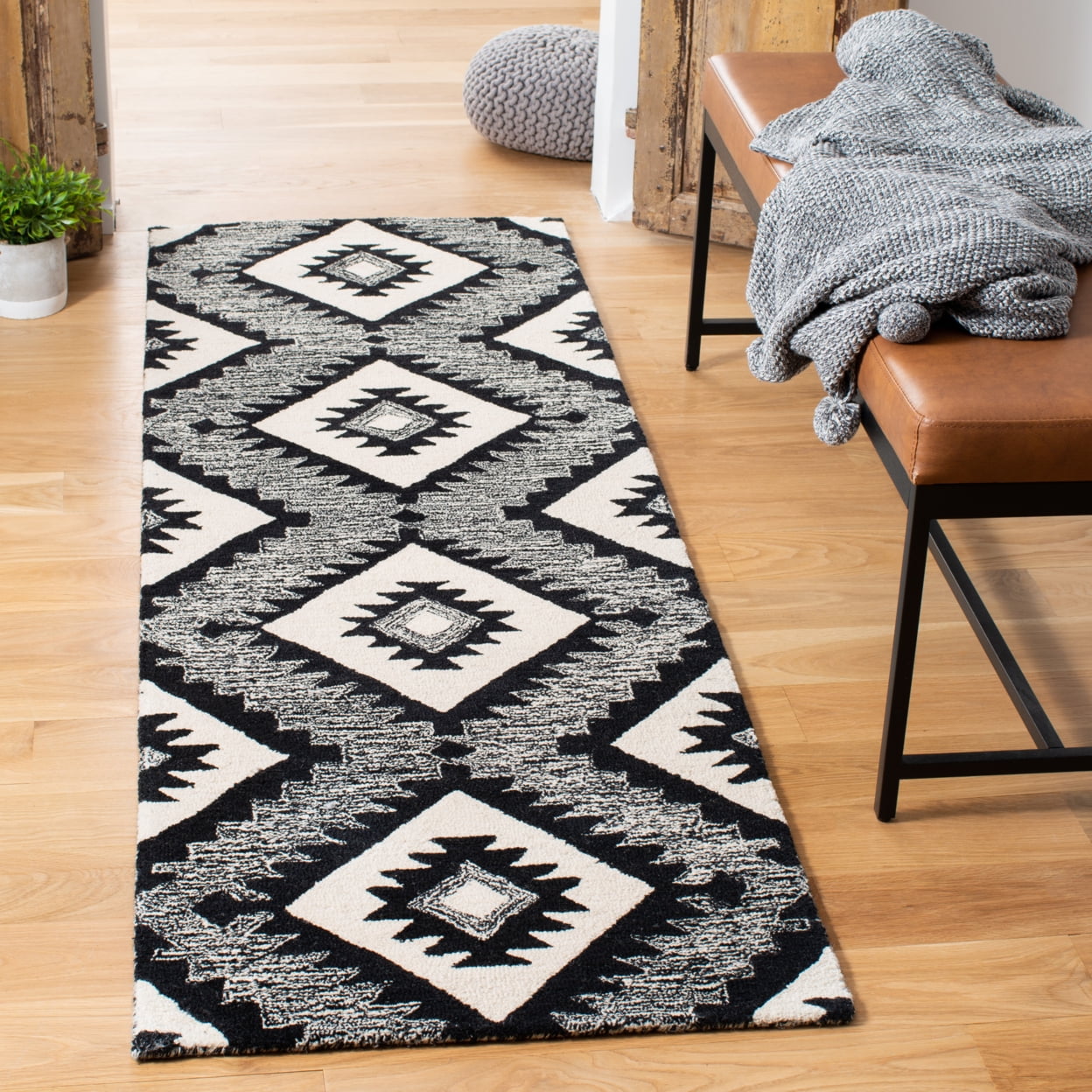 SAFAVIEH Aspen Michaelangelo Southwestern Wool Runner Rug, Charcoal/Black, 2'3" x 7'