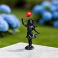 thumbnail image 3 of La estatua de resina de la niña con globos negros, con su elegante diseño, es el complemento perfecto para cualquier estancia, desde el salón hasta el dormitorio., 3 of 7
