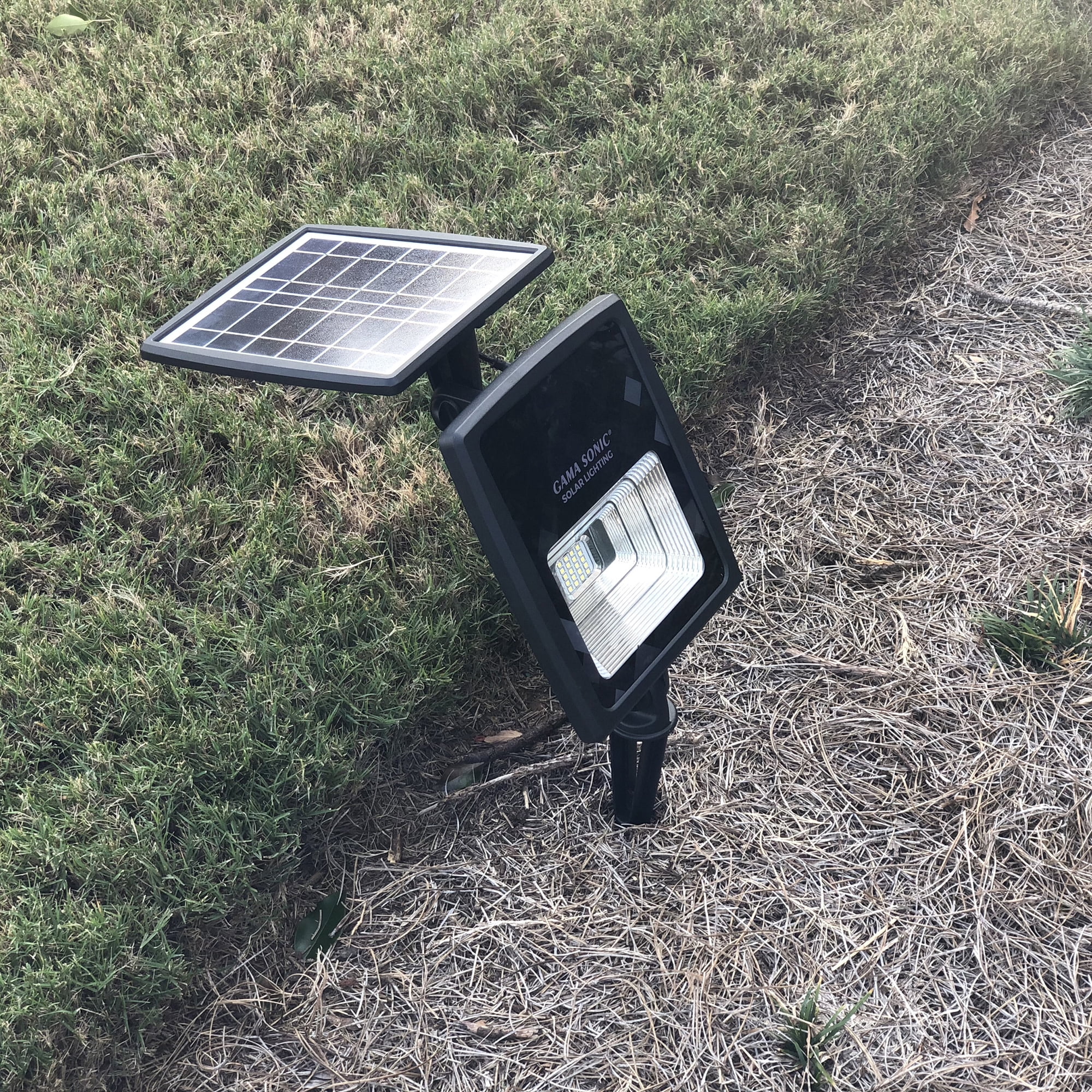 Gama Sonic Black Aluminum Solar LED Flood Light for Landscape w/ Detachable Panel 1-Pack - Warm White