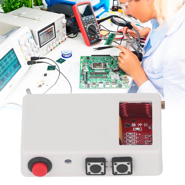 generador de impulsos electromagnético anggrek abs retardante de llama 6a 150mhz enchufe de ee uu 100-240v carcasa ABS blanca con botón rojo frontal y dos pulsadores cuadrados negros, ventana que revela placa de circuito y bobina; vista frontal sobre banco de trabajo con multímetro y placa madre al fondo; indicado para bloqueo de huellas y máquinas de juegos; uso breve recomendado.