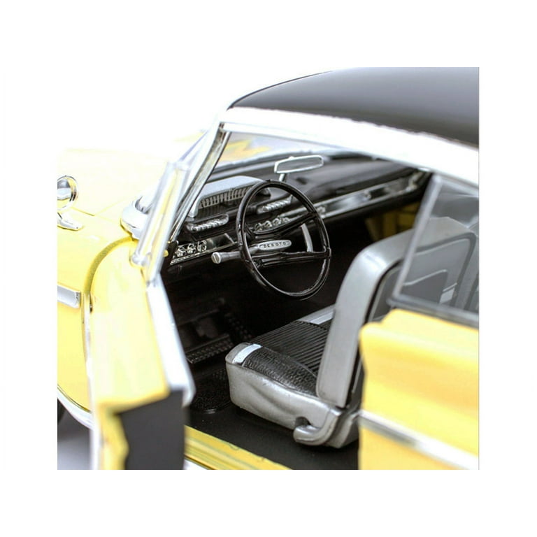 1961 DESOTO ADVENTURER ダイキャストモデル 1961 DeSoto Adventurer 1-18 Diecast Model Car, Light Green