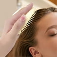 thumbnail image 2 of Cepillo masajeador del cuero cabelludo con cerdas suaves para eliminar la caspa y estimular el crecimiento del cabello, resistente al agua., 2 of 5