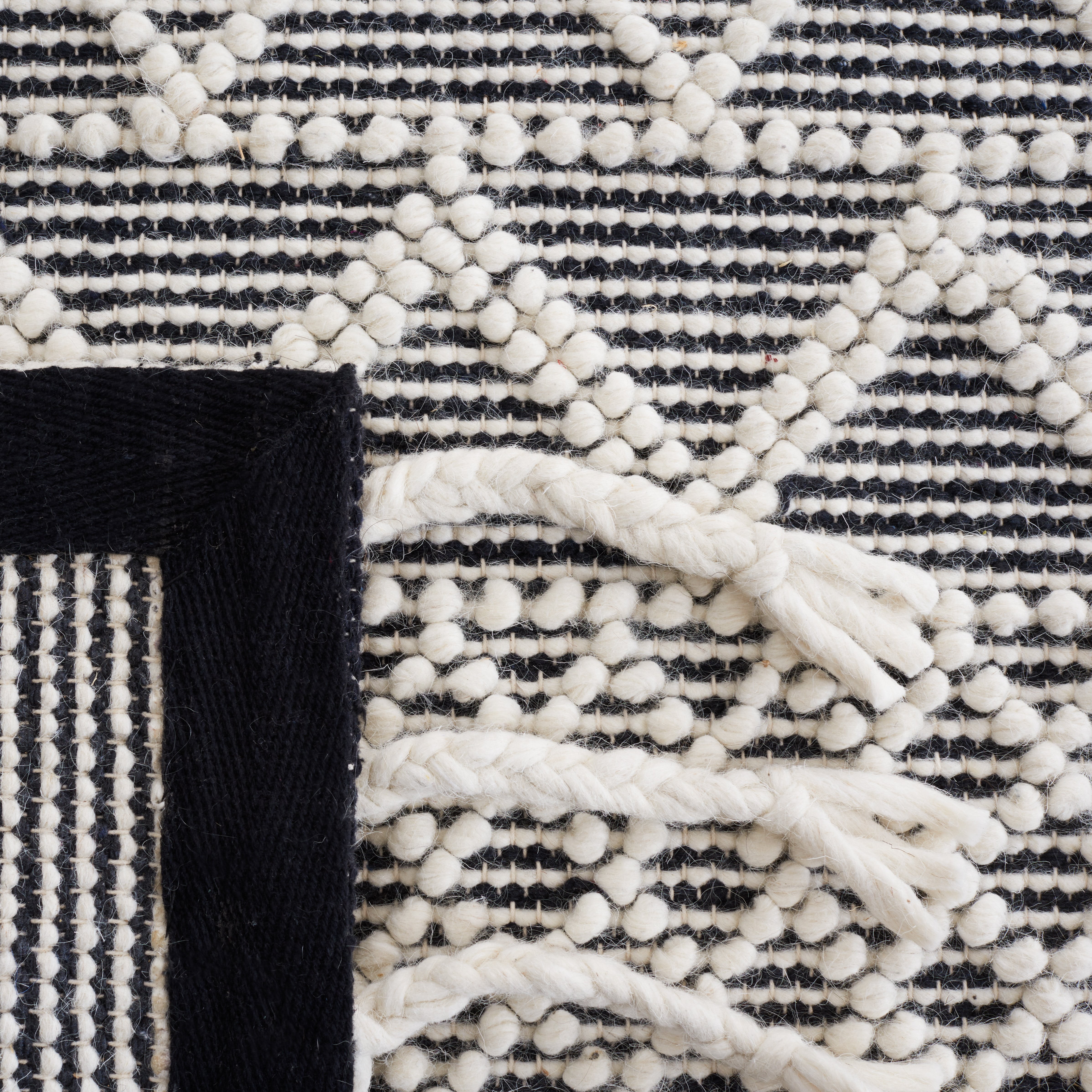 SAFAVIEH Natura Maralyn Southwestern Area Rug, Ivory/Black, 5' x 8'