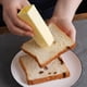 thumbnail image 3 of Esparcidor giratorio Vertical de plástico para mantequilla caja exprimidora de queso y pan herramientas, 3 of 4