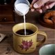 thumbnail image 3 of Taza de café de gres esmerilado con diseño de hoja de arce y asa, 3 of 6