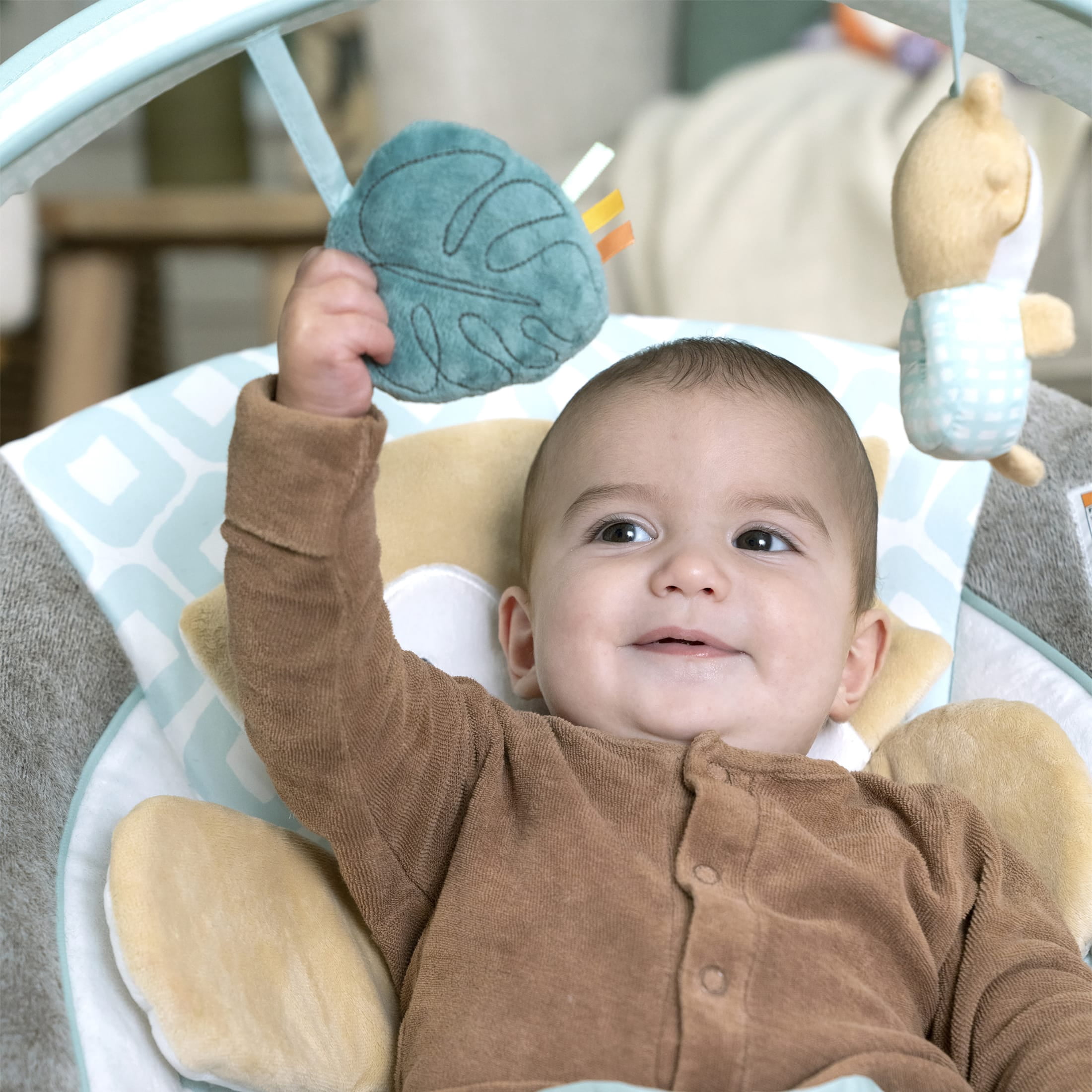 Ingenuity InLighten Baby Bouncer Seat with Light Up Toy Bar & Tummy Time Pillow, Unisex - Kitt