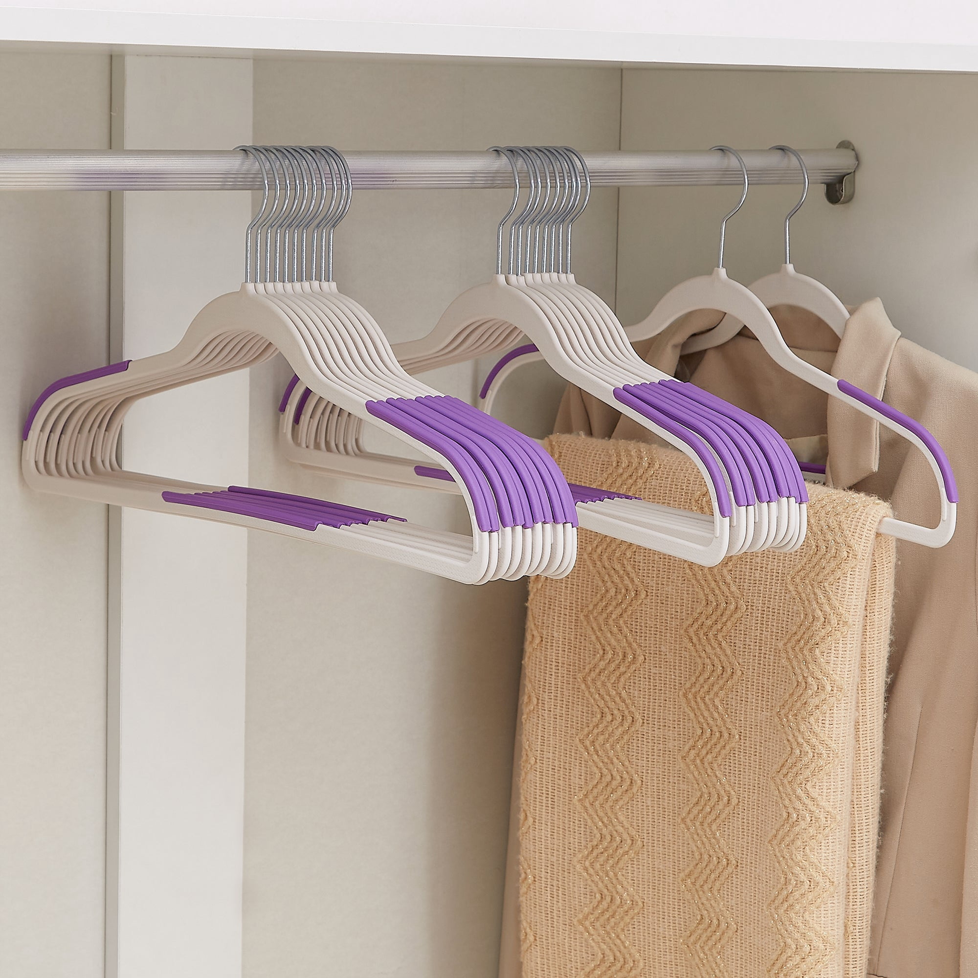 VECELO 50 Pack Heavy Duty Plastic Hangers, 360º Swivel Hook Coat Hangers, Non-Slip, Space-Saving, Purple