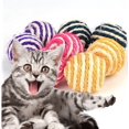 thumbnail image 1 of Divertido juguete para gatos, pelota de sisal, juguete para gatos, juguete para mascotas, juguete para gatos, colección para gatos, juguete con garra para moler gatos, 6,5 cm de diámetro, Color aleatorio oso de fresa Electrónica, 1 of 5