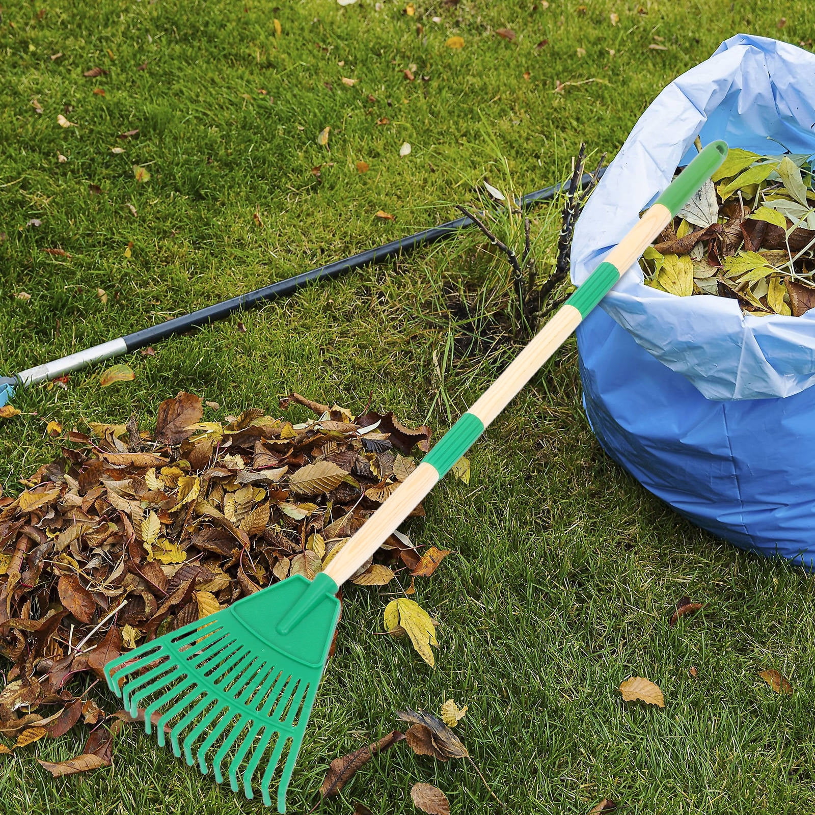 FENGGUIQU Ergonomic Small Plastic Garden Rake for Backyard and Lawn Maintenance