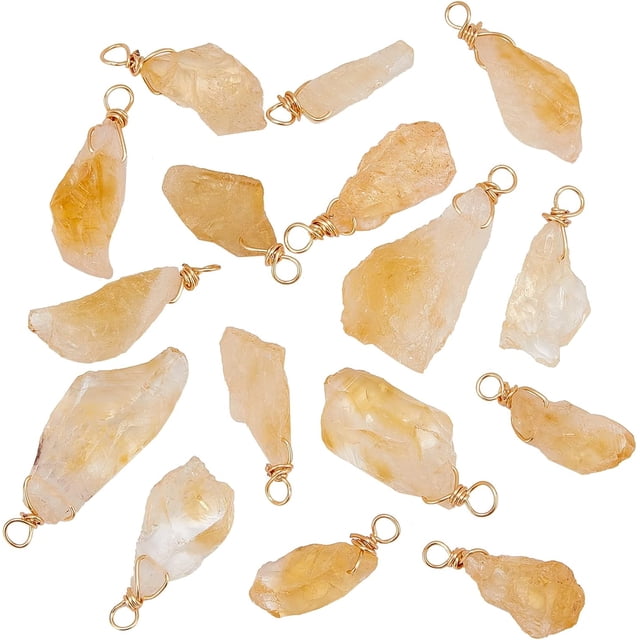 16 colgantes de citrino natural chapados en oro de 18 quilates con alambre envuelto, dijes de piedra curativa amarillos en formas irregulares sobre fondo blanco; piezas individuales aprox. 11–13 mm ancho, 27.5–32 mm largo y 6.5–12 mm grosor, cada una con aro superior para collar o llavero; incluye bolsa y caja de plástico, sin cadena. Adecuados para joyería artesanal.