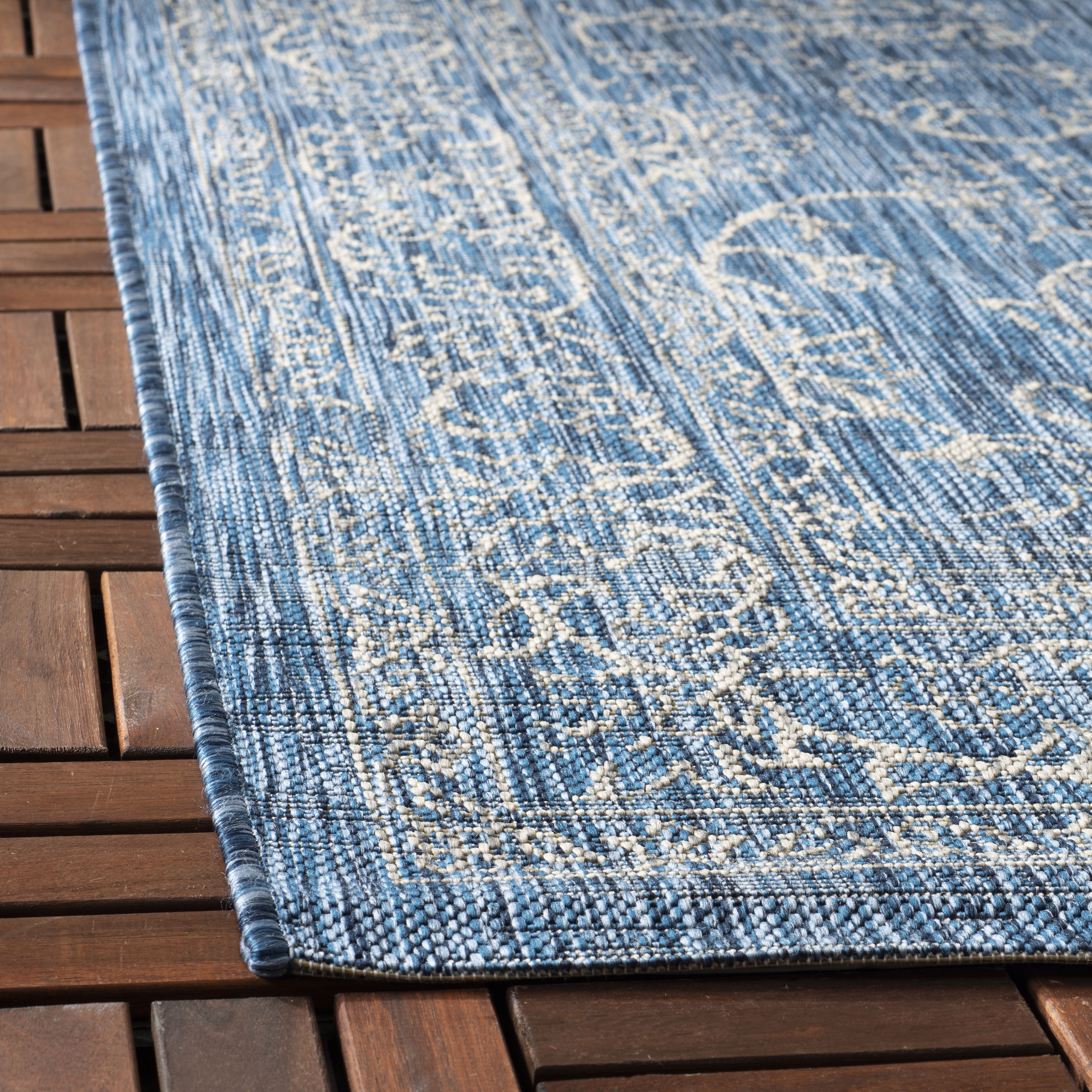 SAFAVIEH Courtyard Darin Traditional Indoor/Outdoor Runner, 2'3" x 10', Navy/Ivory