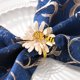thumbnail image 1 of Zhuge Botón de servilleta con forma de girasol para decoración de mesa de comedor Anillo de servilleta con forma de abeja y margarita de colores - 6 piezas (blanco), 1 of 5