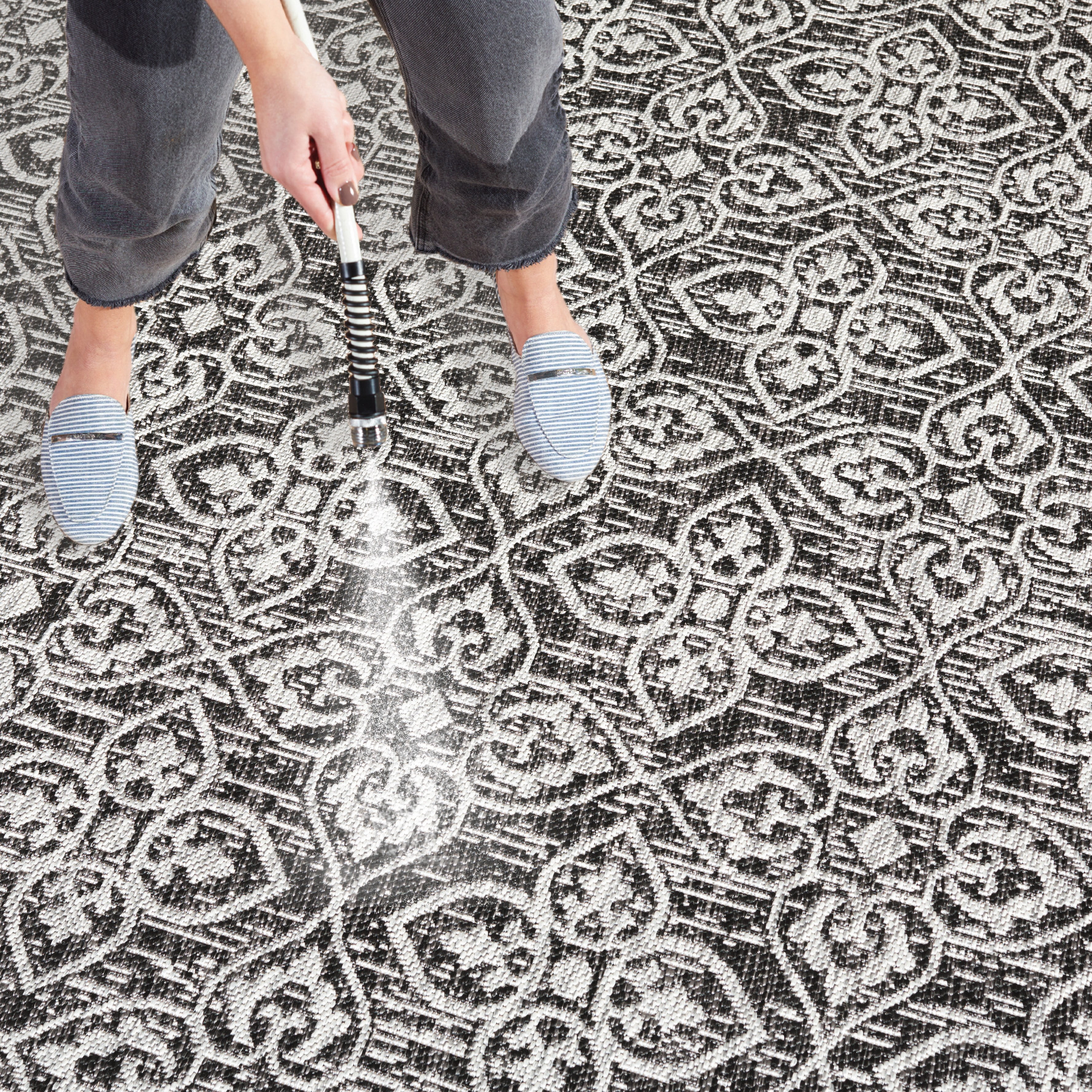 SAFAVIEH Courtyard Amber Damask Indoor/Outdoor Area Rug, Black/Light Grey, 5'3" x 7'7"