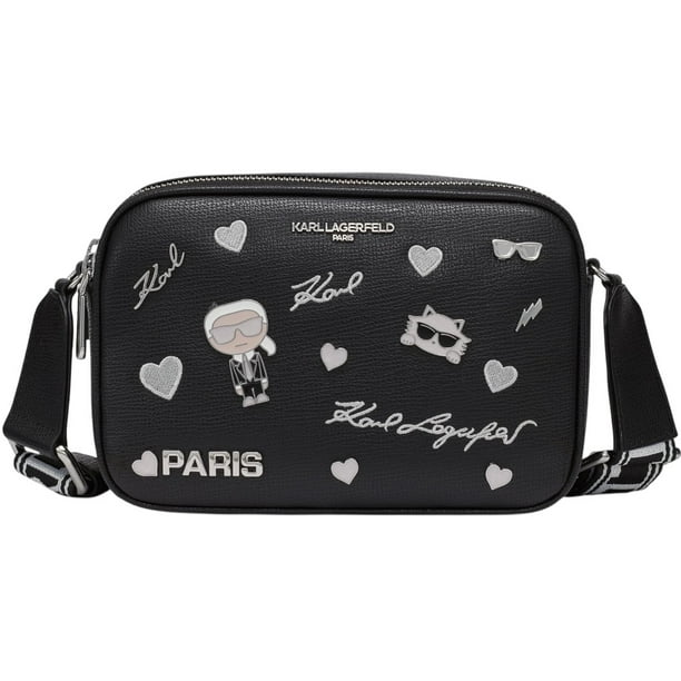 Bolsa crossbody negra con logos metálicos y letras bordados