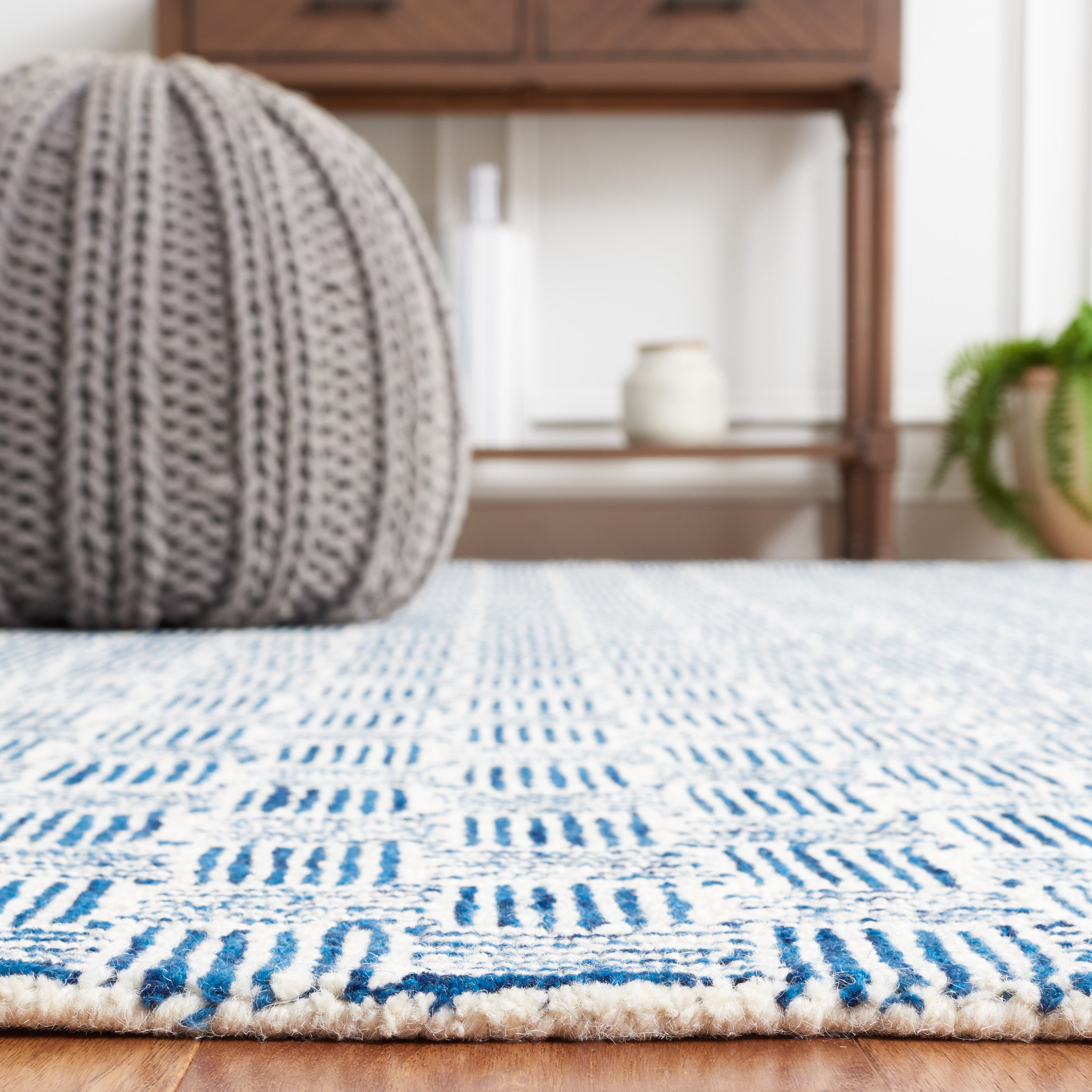 SAFAVIEH Micro-Loop Charlotte Solid Area Rug, Navy/Ivory, 6' x 9'