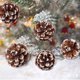 thumbnail image 1 of Adornos navideños, adorno para árbol de Navidad con piñas naturales y bordes blancos. Adornos navideños con piñas naturales y bordes blancos. Piña de 9 o 6 piezas con bordes blancos., 1 of 4