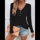 thumbnail image 4 of Blusa de Otoño con Cuello en V, Larga, Cuello Halter y Botones, Informal, Elegante, de Punto Gofre para Mujer. Negro L, 4 of 7