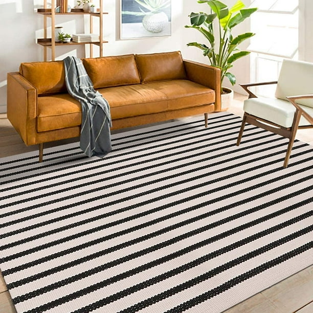 Alfombra de exterior LEEVAN a rayas blancas y negras de 120 x 180 cm