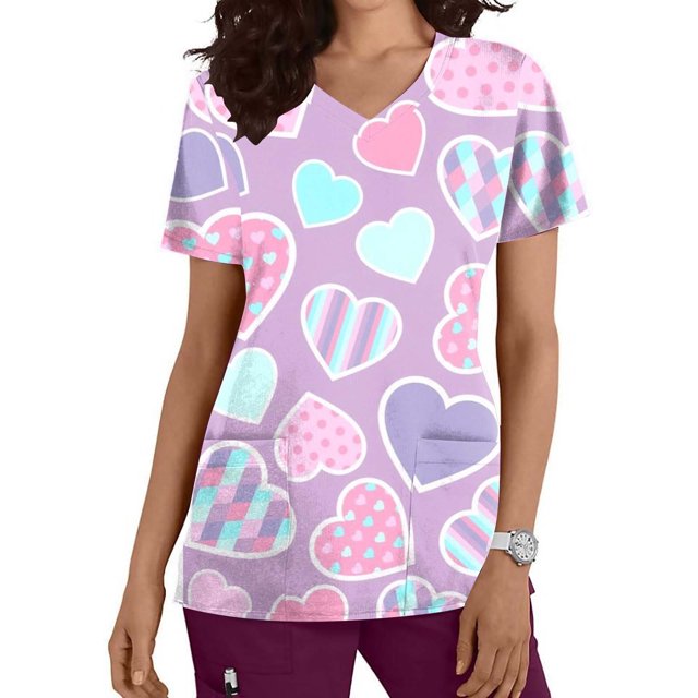 TIMIFIS Hauts de Sarrau d'Infirmière pour Femmes, Saint-Valentin, Uniforme de Travail, Manches Courtes, Col en V, Blouse T-shirt de Tenue de Travail avec Poches - Imprimé Violet