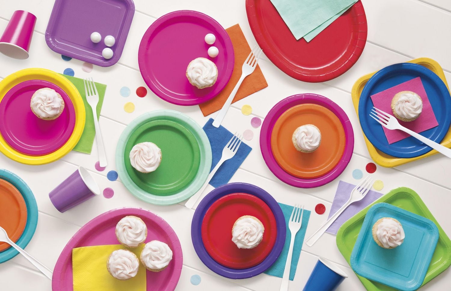 Jolies assiettes rondes violettes de 9 po, 20 carats 8,625" /21,9 cm