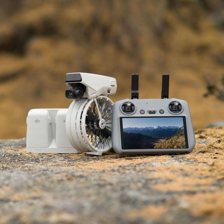 DJI Neo, mini drone con fotocamera UHD 4K per adulti, 135g drone che vola da solo e ti segue