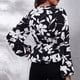 thumbnail image 4 of Blusa cruzada con flores, escote en V, mangas farol y dobladillo con volados, flores blancas sobre negro, talla XL, 4 of 6