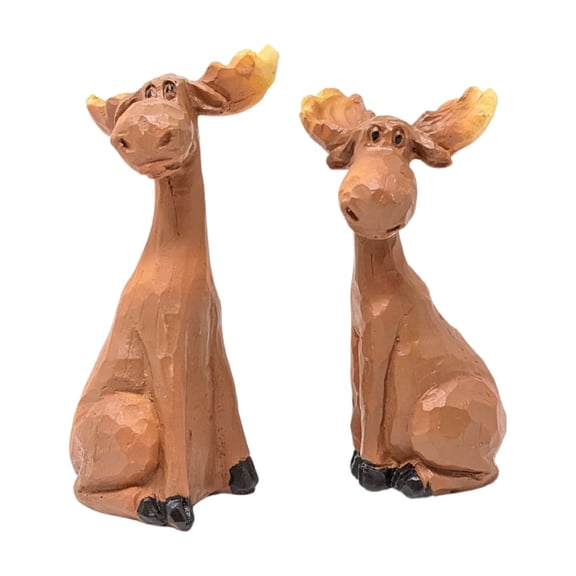 Moose Couple Figurine – Resin Wildlife Sculpture Featuring a Loving Moose Pair – Tabletop Décor for Cabin, Lodge, or Home – Charming Nature-Inspired Accent and Gift for Animal and Outdoor Lovers
