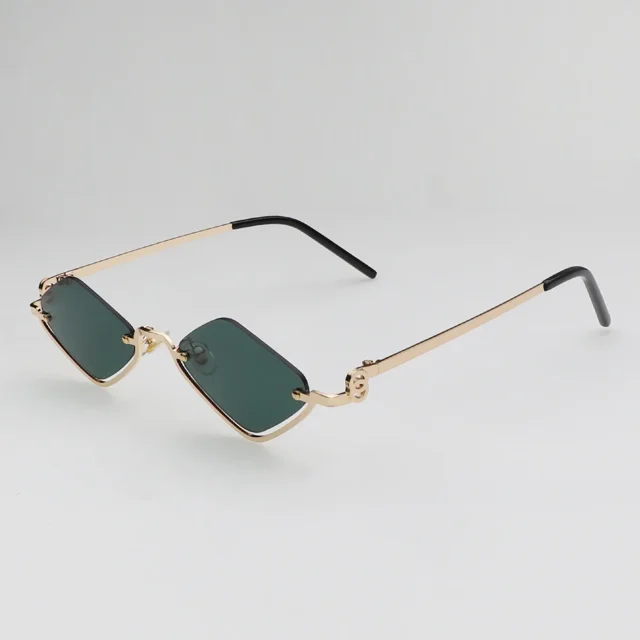 gafas de sol de media montura de metal para mujer, nuevas lentes rectangulares verdes con montura dorada y varillas doradas finas con puntas negras en vista 3/4 sobre fondo gris claro; lentes UV400 según especificaciones, aptas para uso casual.