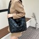 thumbnail image 5 of Bolso de mano casual para mujer Bolsos de viaje acolchados Bolso de hombro único de color sólido, 5 of 9