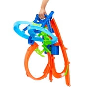 Hot Wheels Stunt Tracks Mid-Air Crash Playset with 1:64 Scale Die-Cast Toy Car & Motorized Booster