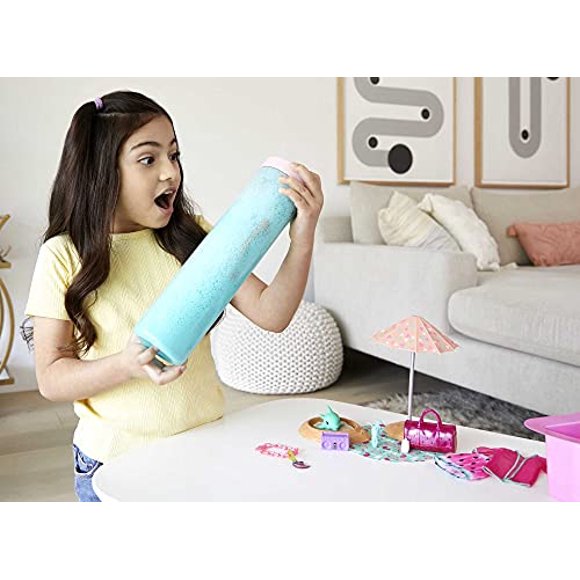¡Espuma Barbie Revelar Color! Muñeca y mascota amiga con 25 sorpresas: burbujas perfumadas, atuendos, extensión de pelo, pulsera para niños y encanto escondidos en la arena; tema de sandía soleada; re