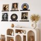 thumbnail image 3 of Set de soporte de pared para discos de vinilo KEYWING, madera teñida de nogal, 3 of 6