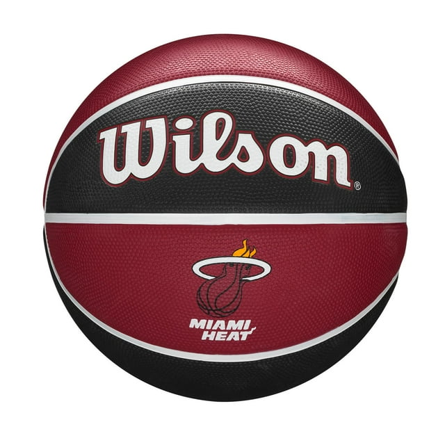 balón nba team tribute miami heat tamaño #7 Wilson rojo y negro con alternancia de colores del equipo, logo Miami Heat en el panel central, marca oficial NBA y logo Wilson visibles, cubierta exterior texturizada para agarre en superficies rugosas y canales NBA Pro Seams. Adecuado para prácticas en canchas al aire libre.