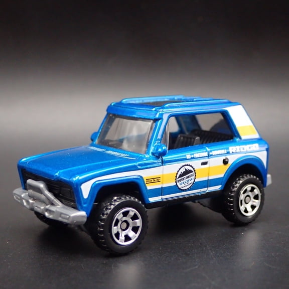 Open Box INTERNATIONAL SCOUT W HITCH 1:64 SCALE COLLECTIBLE DIORAMA DIECAST MODEL CAR