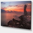 thumbnail image 2 of Plage Rocheuse Rouge avec Ruines Anciennes, 2 of 3