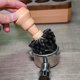 thumbnail image 4 of La elección del conocedor del café: cepillo portafiltro de 51/58 mm, herramienta profesional para máquinas de espresso, mango de madera de haya cómodo, base plana para un fácil almacenamiento, 4 of 4