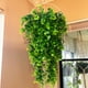 thumbnail image 1 of Suspensión simulada de plantas verdes • Enredadera colgante artificial • 1 pieza de vegetación sintética para decoración de paredes en el hogar y exterior, 1 of 9