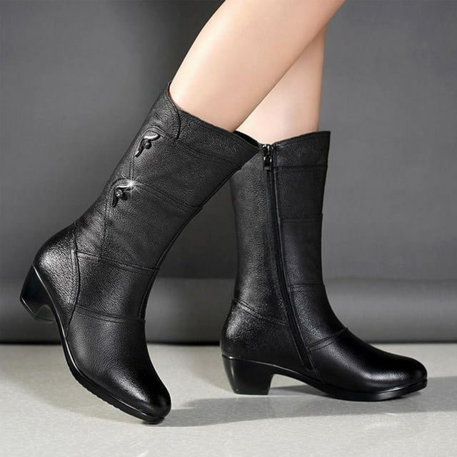 botines de mujer tacón alto casual moda femenina plataforma tacón de cuña cremallera lateral media pantorrilla zapatos negros wmkox8yii sa3221 Botines negros hasta media pantorrilla, vista 3/4 con cremallera lateral expuesta; tacón de cuña bajo de 3–5 cm, puntera redondeada y suela de caucho. Parte superior en PU con costuras visibles y dos tiradores decorativos en el lateral; fondo de estudio neutro con piernas modeladas. Su diseño los hace adecuados para combinar con faldas o jeans en looks casuales.