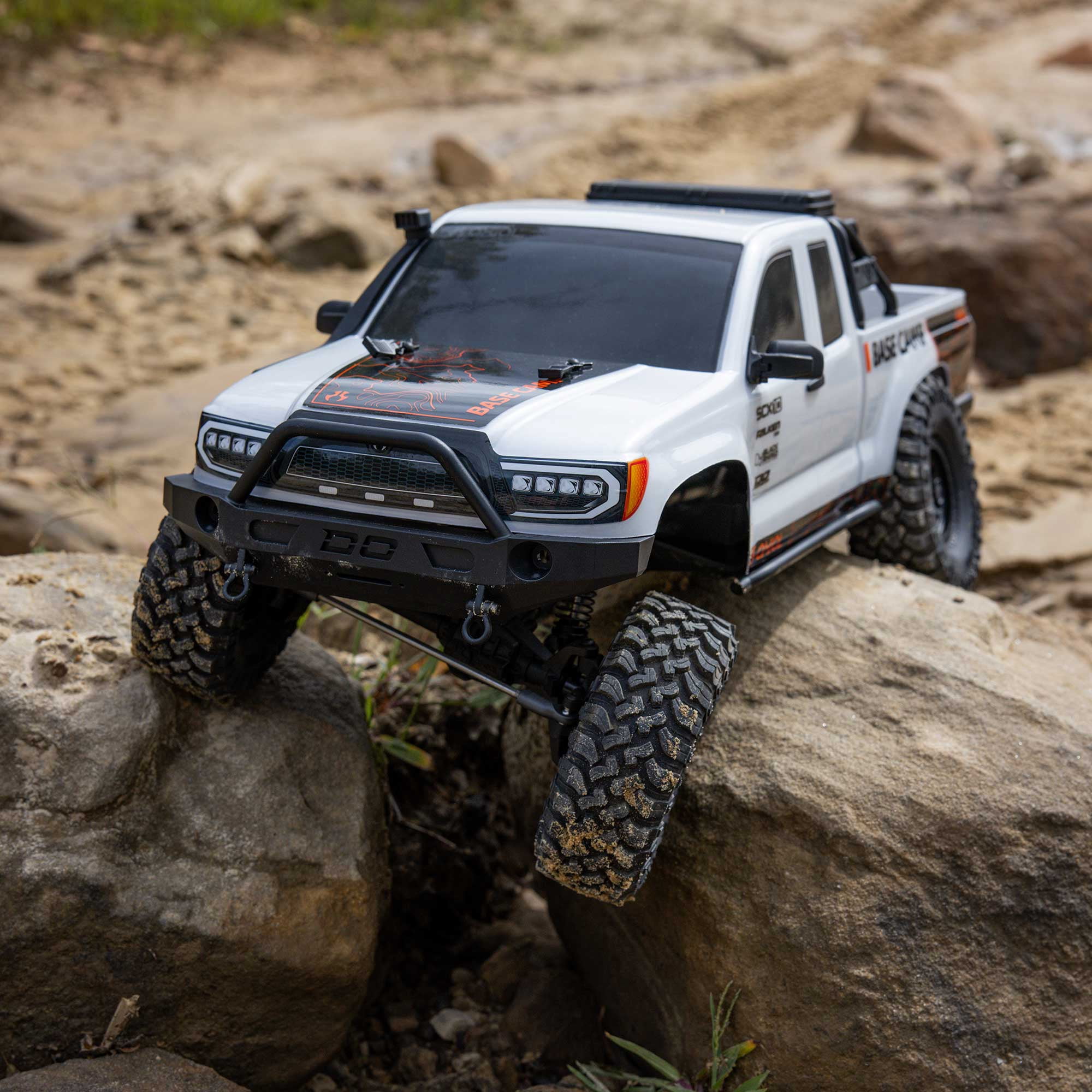 Axial 1/10 SCX10 III Base Camp 4X4 RTR Brushed Rock Crawler White AXI-1375T1