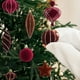 thumbnail image 1 of Juego de decoraciones para árboles de Navidad | Bolas colgantes pintadas de terciopelo Colores surtidos Verde Blanco Rojo Marrón • Paquete de 24 adornos de 6 cm • Material de flocado suave para la, 1 of 8