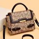 thumbnail image 4 of Nuevo y elegante bolso de hombro con estampado de letras para mujer, elegante bolso cruzado, versátil, para uso diario, pequeño, cuadrado, estilo coreano, 4 of 5