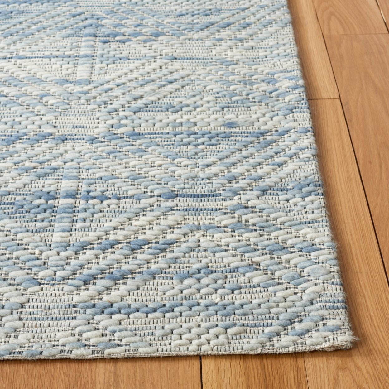 SAFAVIEH Marbella Rhonda Diamond Area Rug, Light Blue/Beige, 5' x 8'