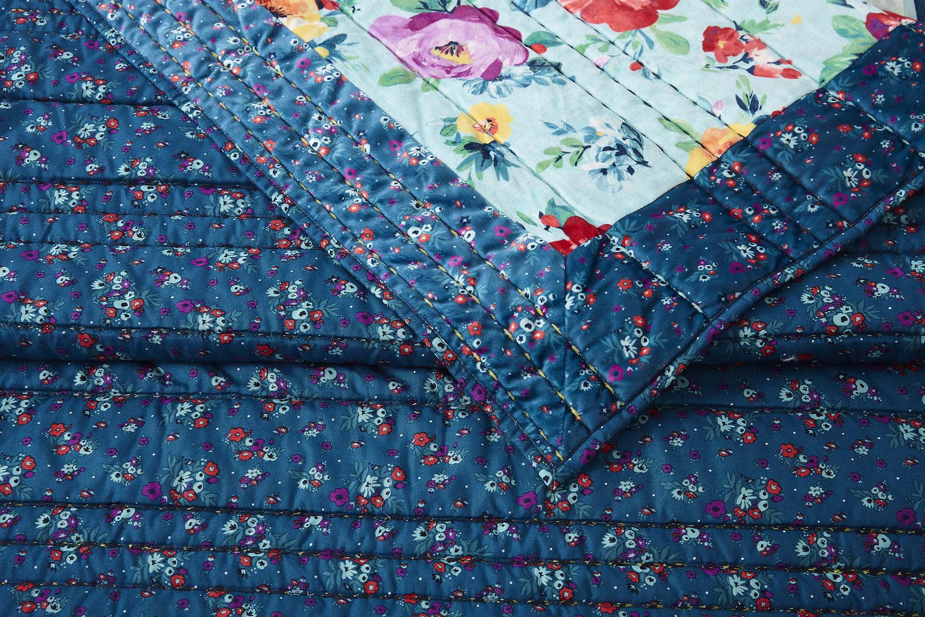 The Pioneer Woman Sweet Romance Blossoms Poly Velvet Full/Queen Quilt
