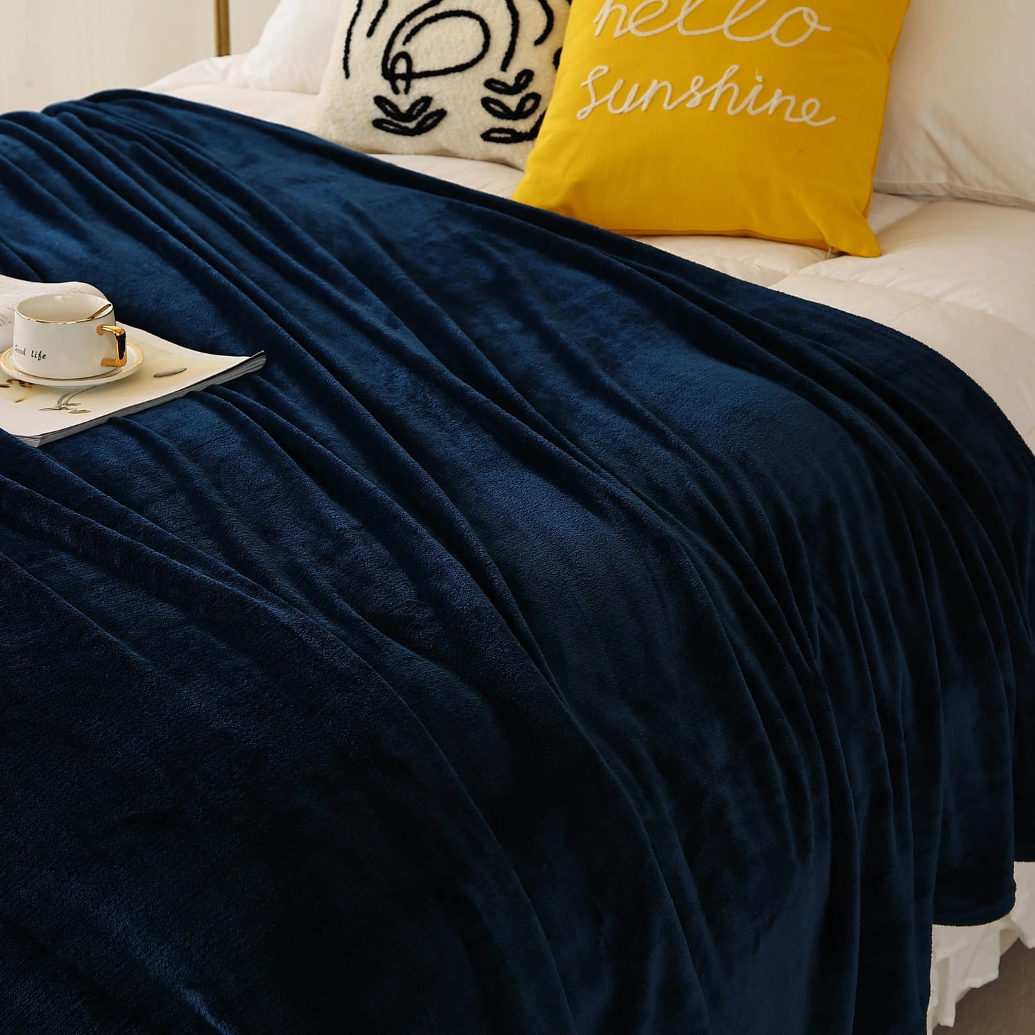 Fleece Bed Blanket King Size 104x90 inches Super Soft Fluffy Fuzzy Plush Blanket Geometric Pattern Cozy Microfiber Flannel Blankets