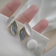 thumbnail image 4 of Pendientes de Metal con forma de hoja para mujer, aretes con cierre de tuerca, color gris, estilo coreano, novedad, 2023, 4 of 4