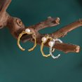 thumbnail image 2 of Anillo de perlas naturales de agua dulce con incrustaciones de metal irregular francés, adorno de mano de nicho con apertura de viento frío, 2 of 5